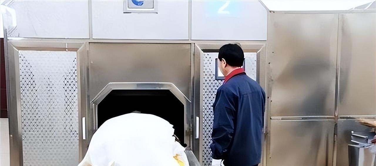 1995年，东莞市殡仪馆内送来了一具已经有味道的女尸，火化工人何亚胜正打算把她推