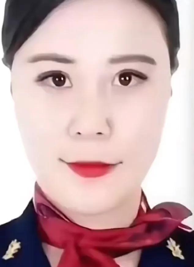 许晟骜真是糊涂呀，原配长得很好看呀，虽然皮肤有些黑，但是五官很清秀，大眼