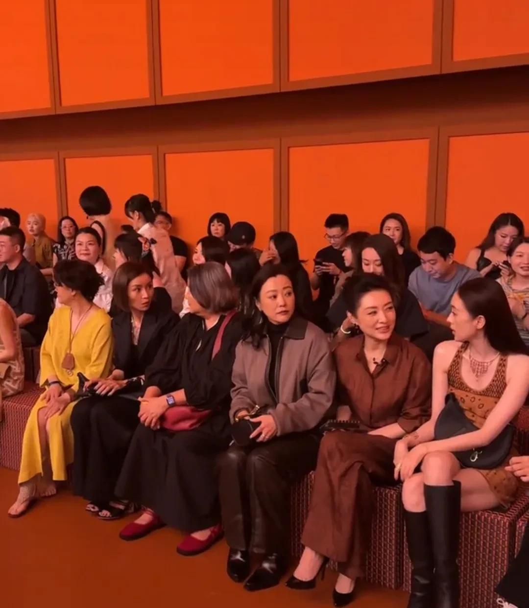 这些挤座一排看爱马仕走秀的人算不算当今中国的名媛？你看出有谁吗？