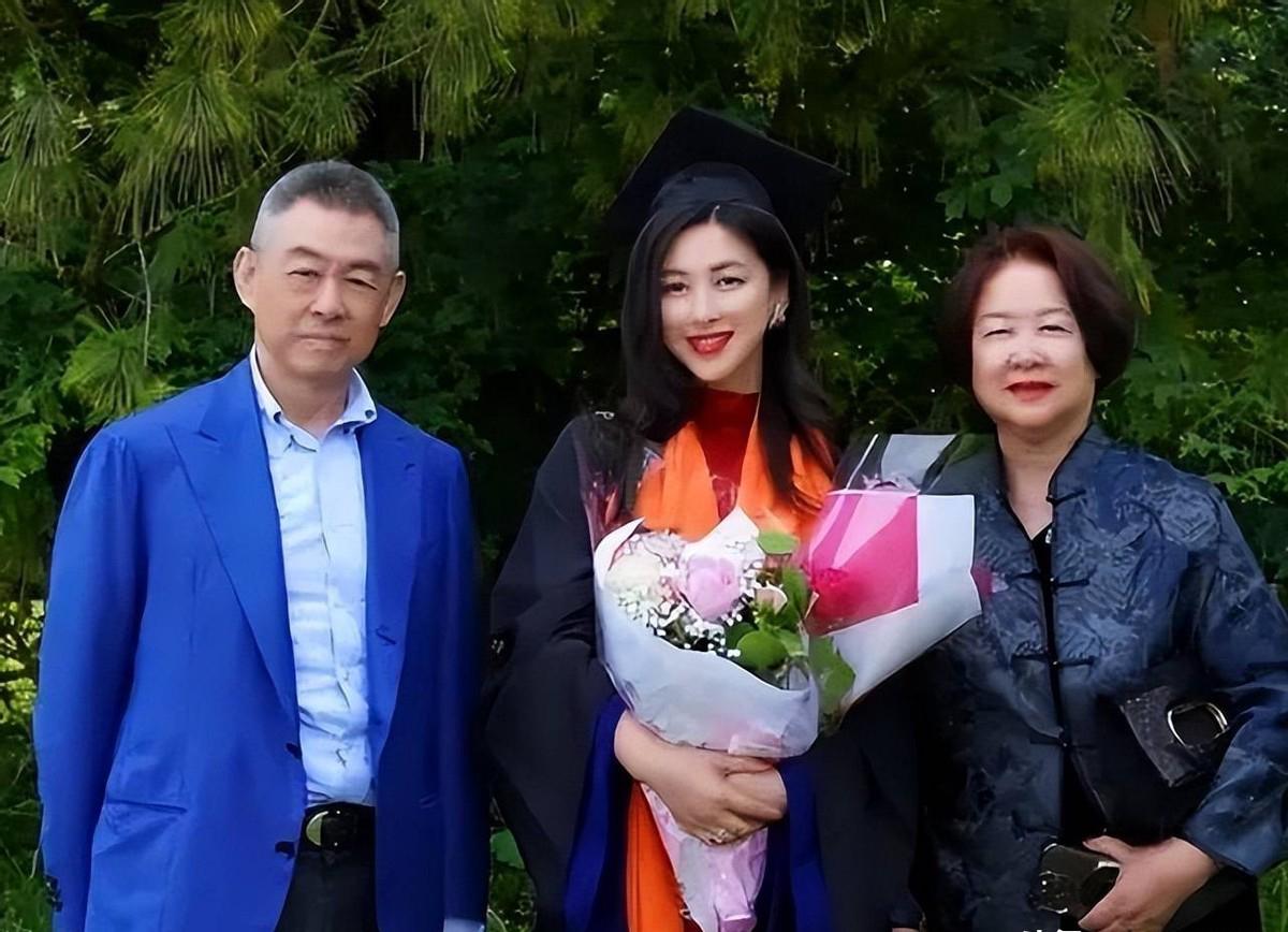 演员朱珠的毕业照，她身着毕业学士服、手持鲜花，朱珠本科就读北京工商大学，后来完成