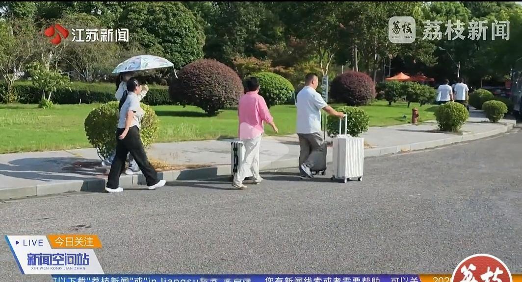 [鼓掌][比心]每年九月开学，全网最心酸的一幕，永远藏在大学校园门口。