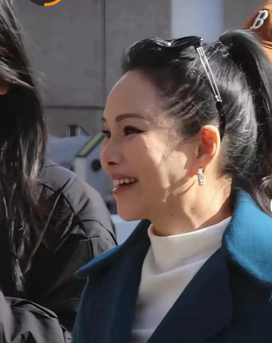 王菲与伊能静仅相差1岁，一个随性，一个爱保养，两位女神在路人镜头下，状态如何，有