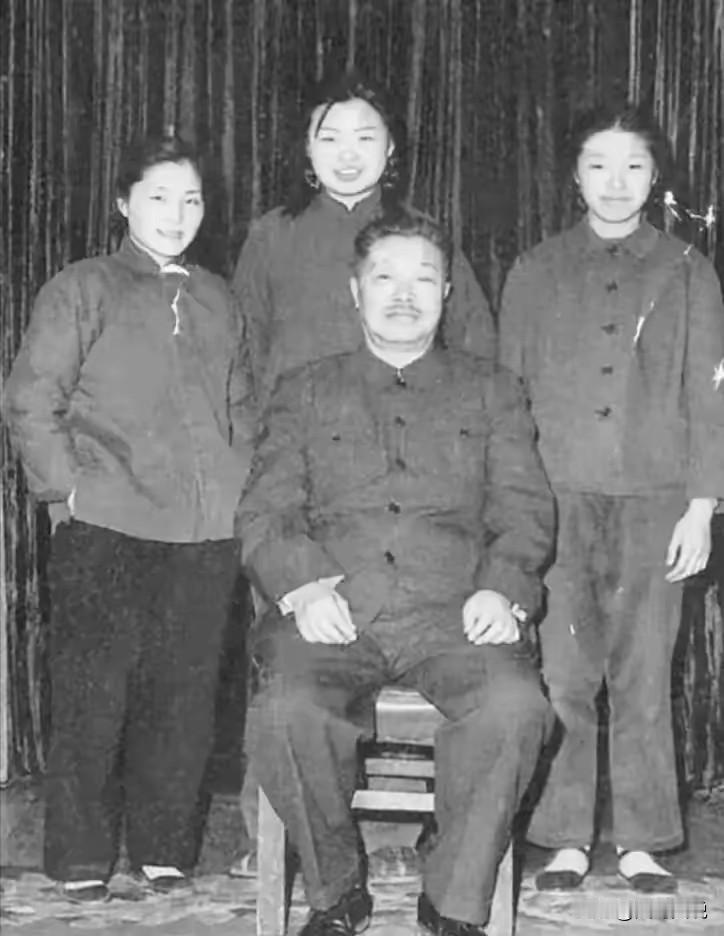 三名女儿与父亲的亲切合影，父亲坐在正中间，挺直的腰板彰显出军人的身份，看向镜头的