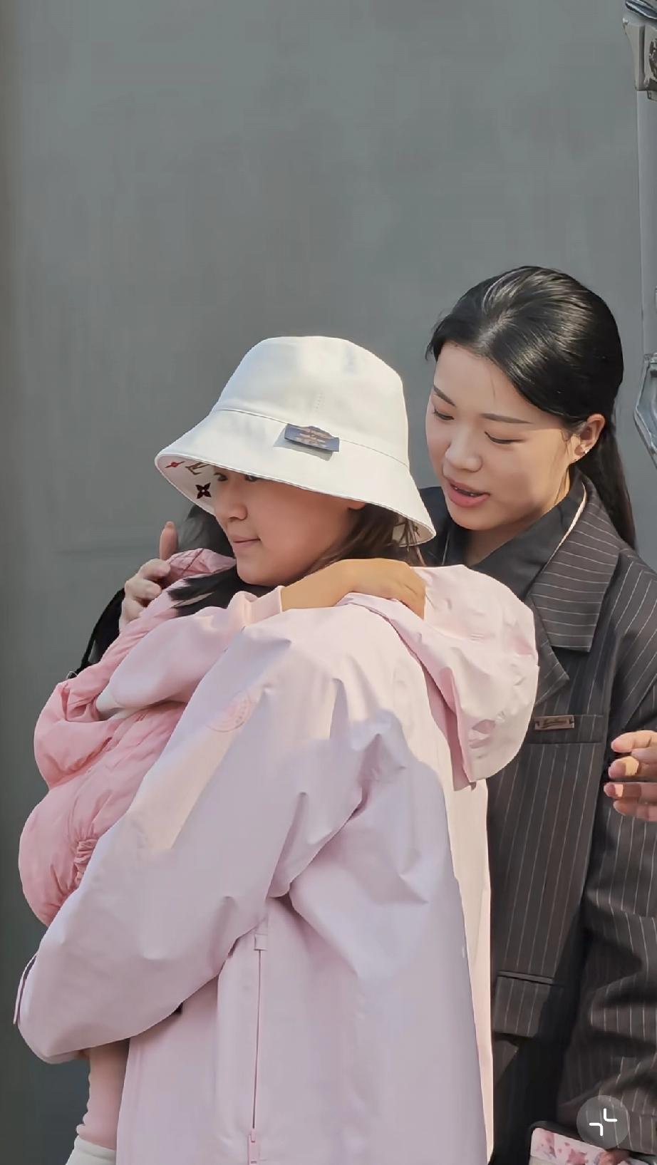 好搞笑，全红婵与杨倩带娃，竟然把小女孩给吓哭了！3月30日，全红婵与射击奥运