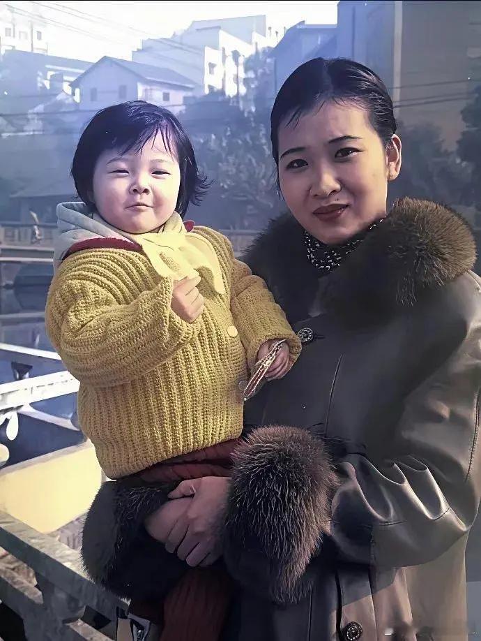 照片中这个神气十足的小女孩竟然是吴艳妮，看上去机灵又搞怪。不难看出吴艳妮妈妈