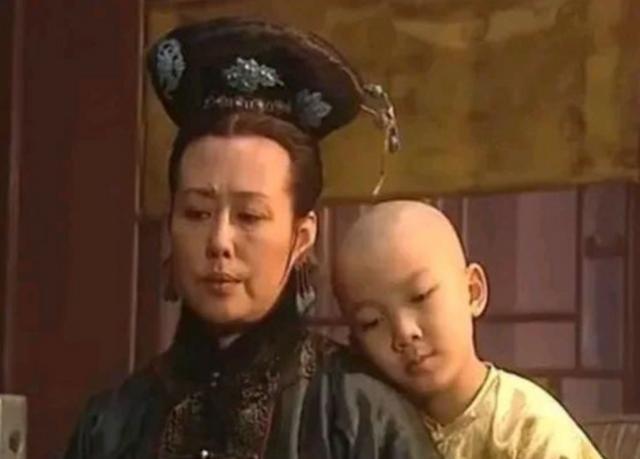 1687年，孝庄病逝。她一手带大的孙子：康熙哀号不已，捶胸跳脚。谁知，刚走出孝庄