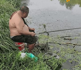我真担心他掉水里，喂蚊子的一块肉肉!