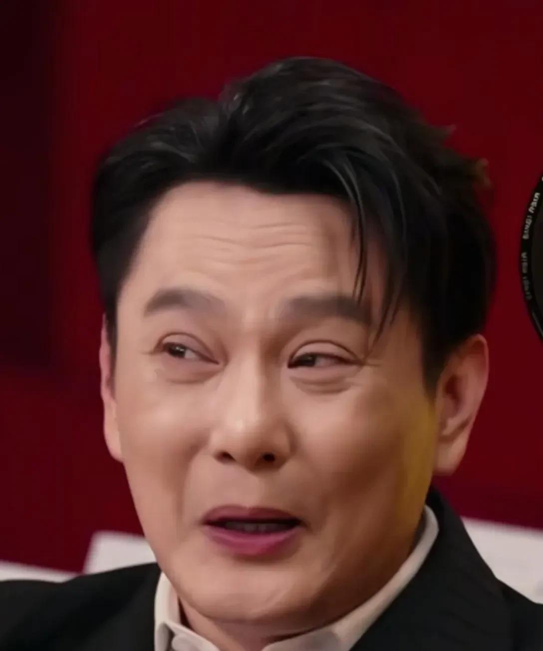 你能想象到吗？才58岁的情歌王子张信哲已经沦为如此尊容，不仅严重老化，最主要的是