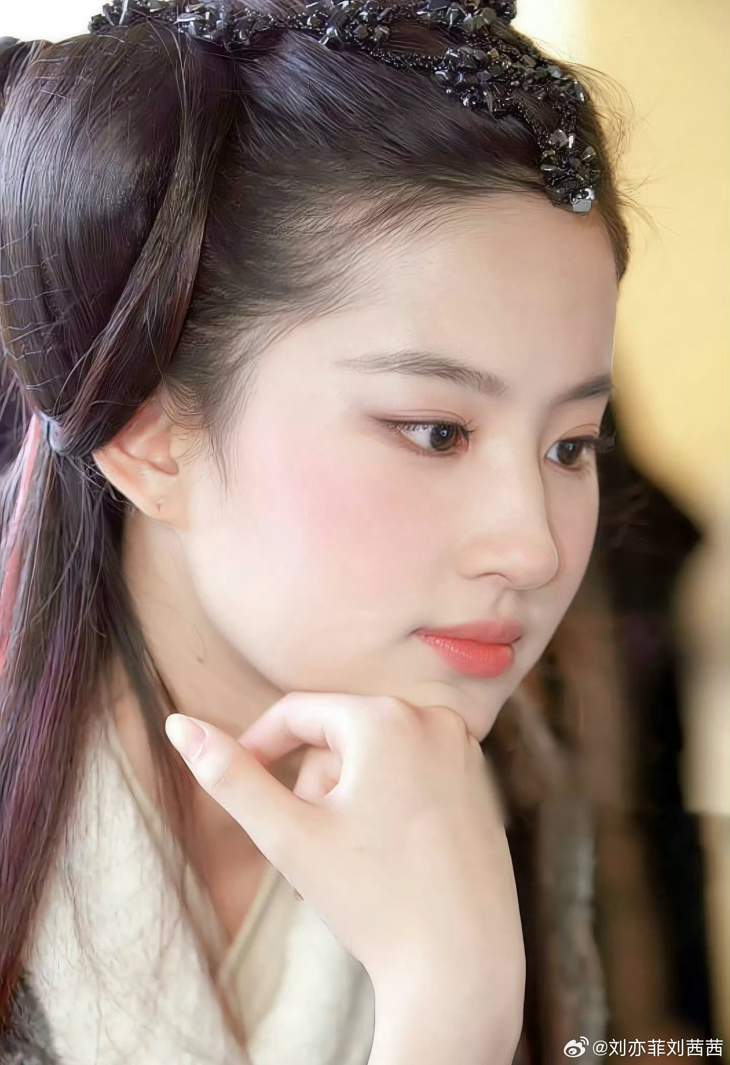 刘亦菲身着浅杏色交领内搭，外罩灰麻色外衫，面料质朴柔和，色调素雅温润，仿佛自带一