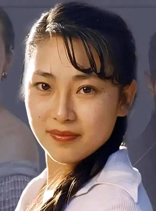 房子被银行收走那天，黄秋燕兜里只剩二十块，没去找前夫，直接进美容院给人洗头。