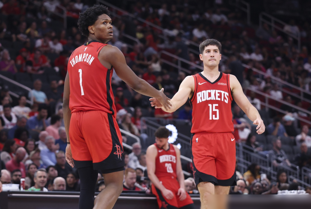 申京拼了老命钉板大帽，队友“大番薯”直接滑倒送球，差点没把他气死。...