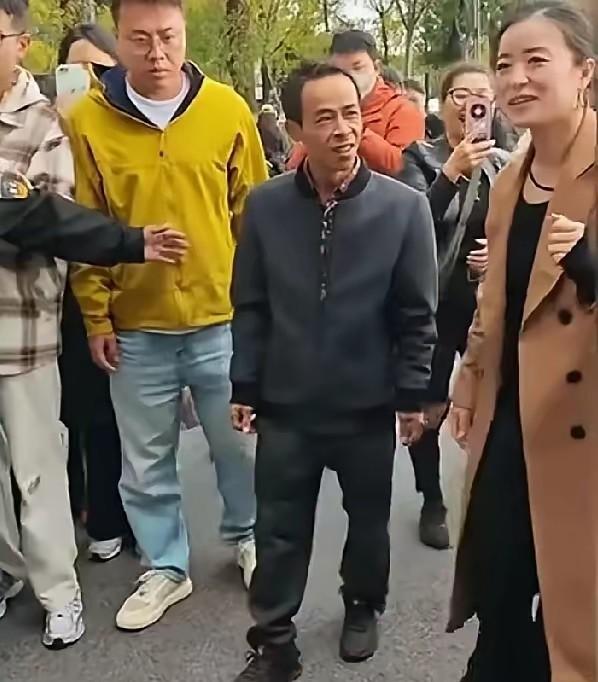 鸡排哥热度下跌,速度也太快了吧!!以前鸡排哥,挺火的,大家都喜欢他炸的鸡排,他