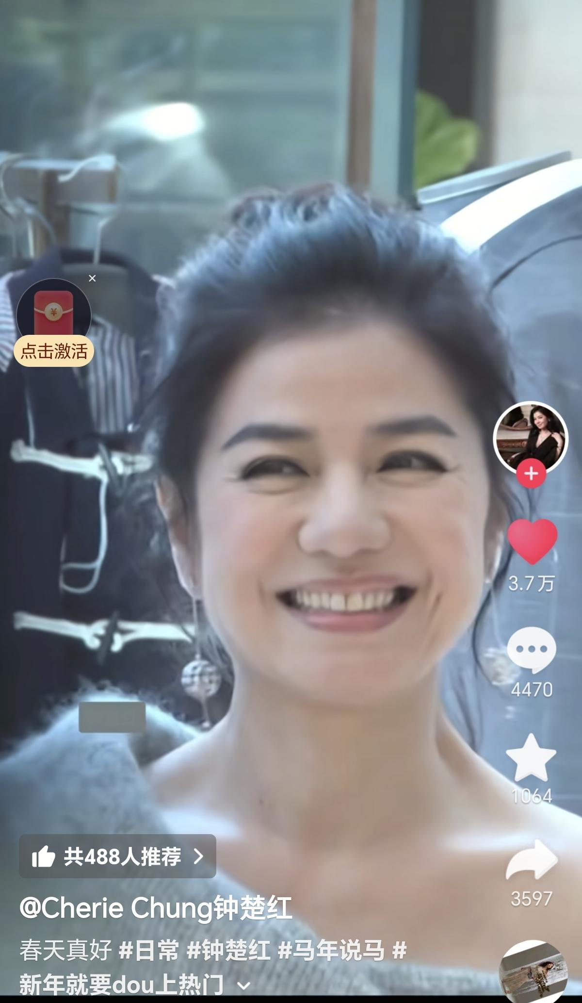 大家还认得出这位女士吗？她可是当年颠倒众生的“红姑”钟楚红年轻的时候她明媚灿