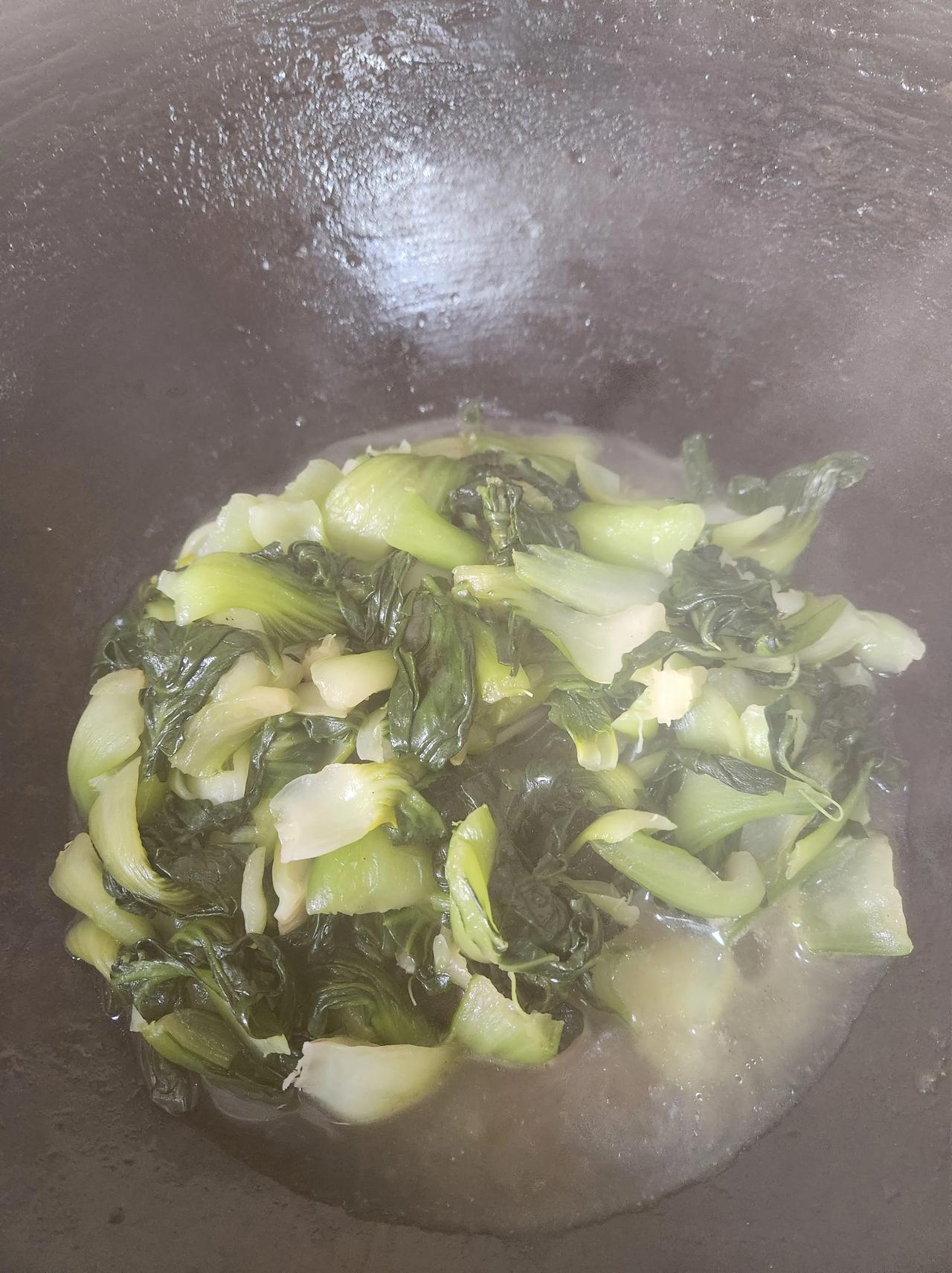 青菜已经烧成这种样子了，老太太还是觉得不够烂。她现在对美食的唯一评价标准就是烂。