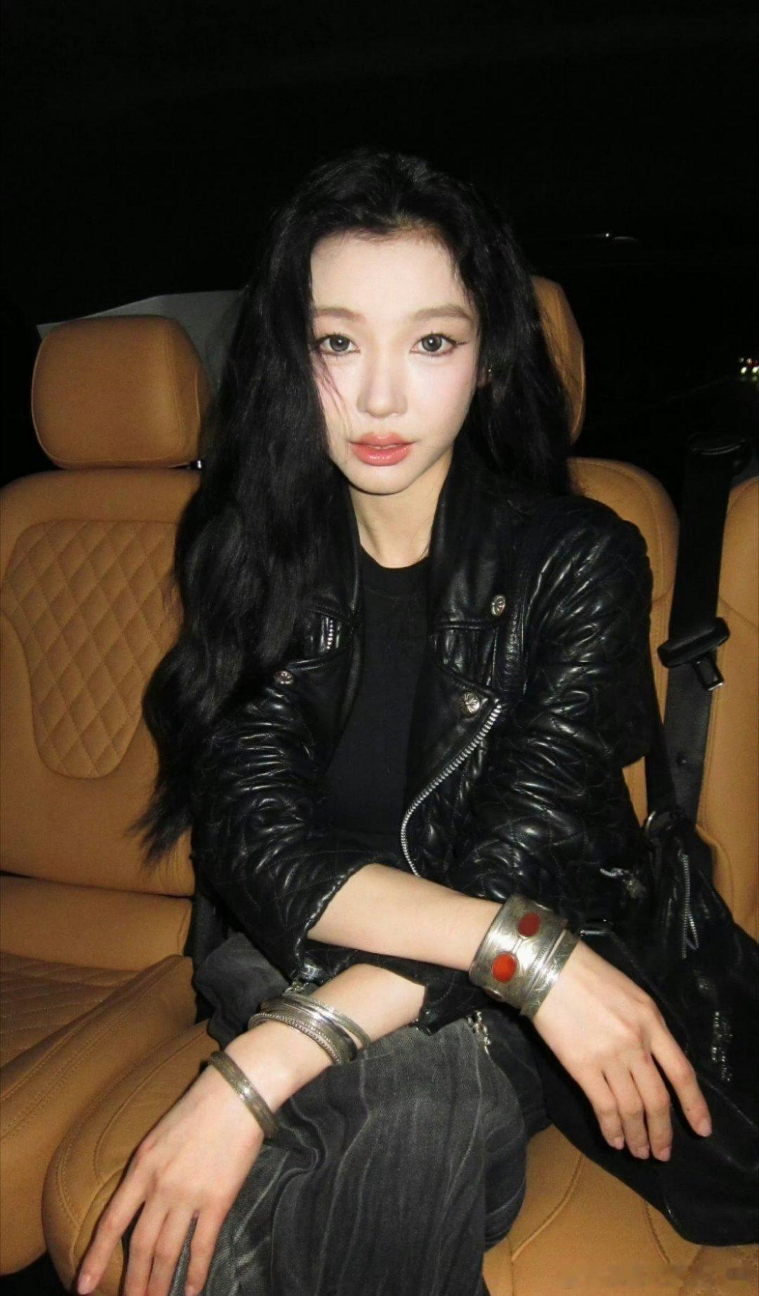 胡彦斌带妈看易梦玲话剧，胡妈妈穿旗袍气质绝了，说句老版易梦玲真不夸张。别光嗑绯闻