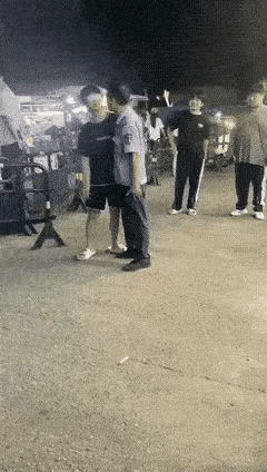 男子与保安发生冲突，打了保安一拳后将其踢倒在地。保安被打后，先后有两名同事赶来帮