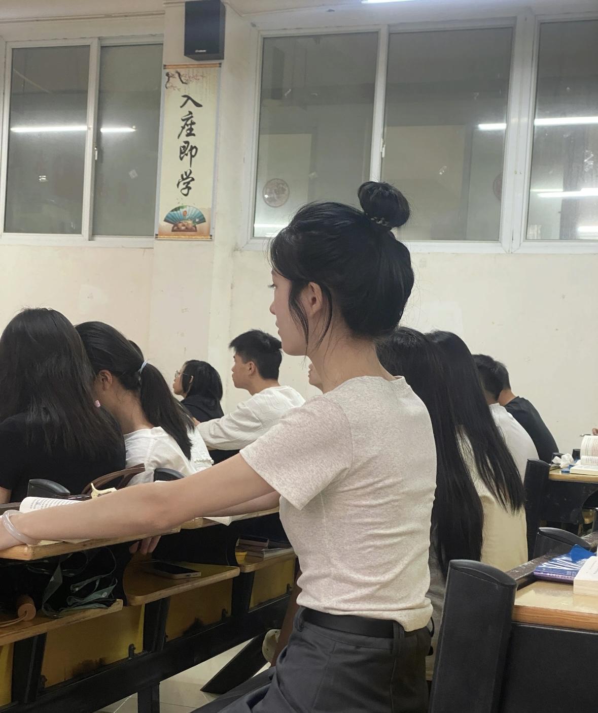 太吓人了，这是在教室！5月9日，华南理工大学某学院上课期间，一名男生利用课桌遮挡