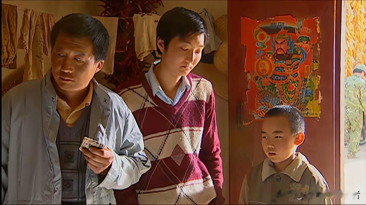 《士兵突击》的穿帮镜头，网友也是费尽心思，第一张门外有个当兵的，那时候都还没有去