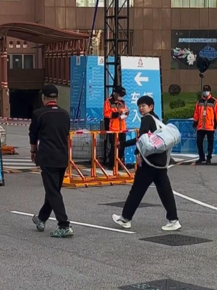 孙颖莎下训了，回去休息的路上遇到粉丝，还是会望望头，可爱的小猫，永远是热烈的少年