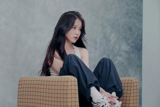 IU“被姐姐撩到了”