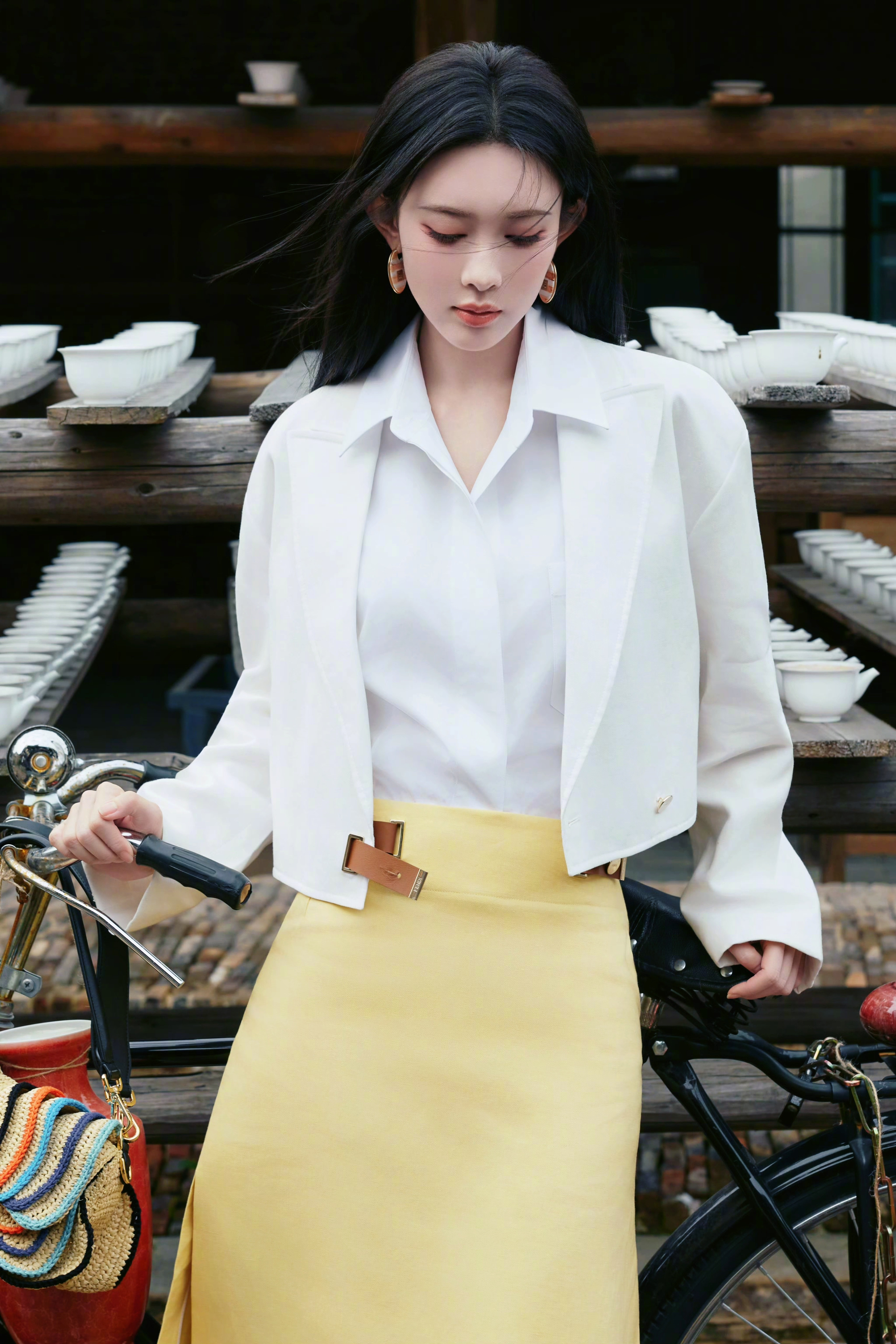 孟子义现偶孟姐这套白西装黄裙+黑长直，挺有职场那味了。哪位导演递个现偶本子，让