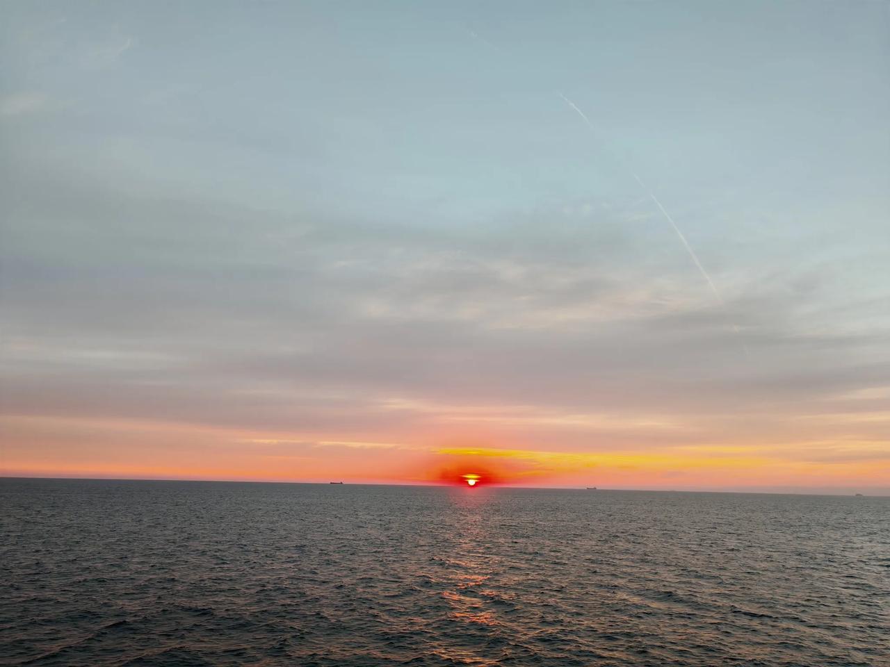 海天一色，夕阳西下，静谧而美丽。