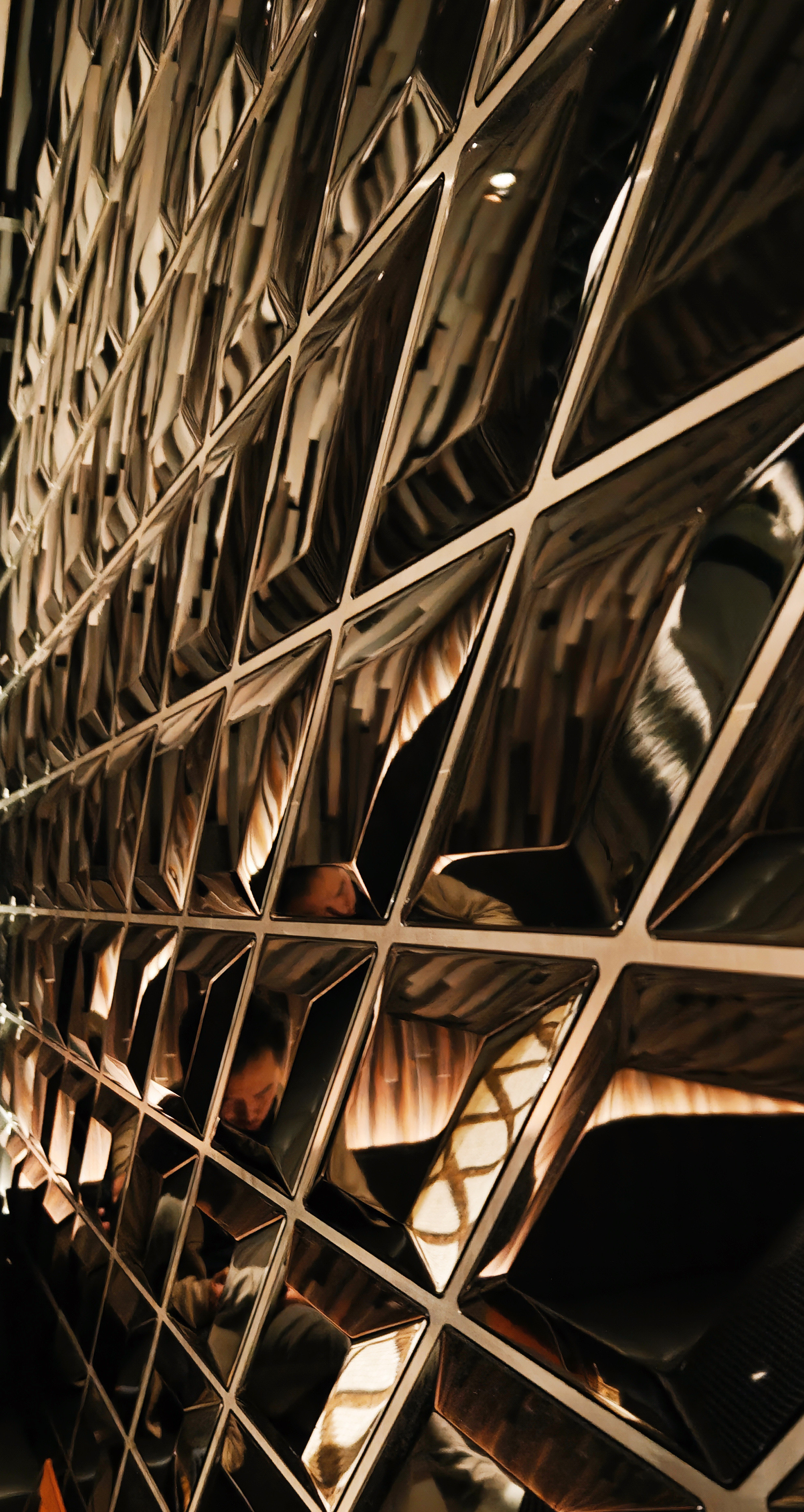 是艺术咖啡、酒吧、书房、私人客厅,墙、窗、座、砖全部源于车辆细节,(座椅皮质还是