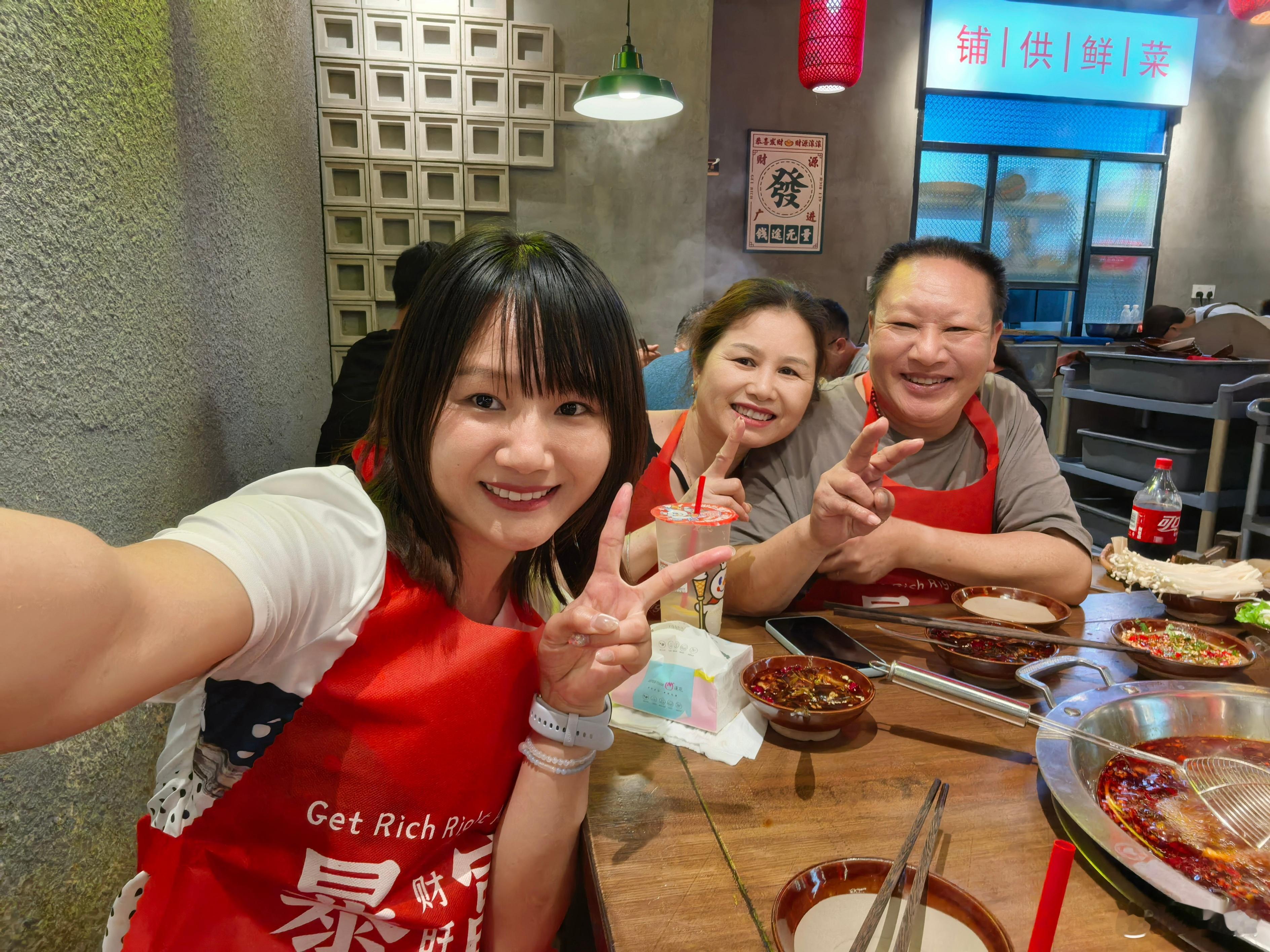 嘻嘻，幸好没像我爸眼睛那么小。不嘻嘻，我有点多余[单身狗]​​​