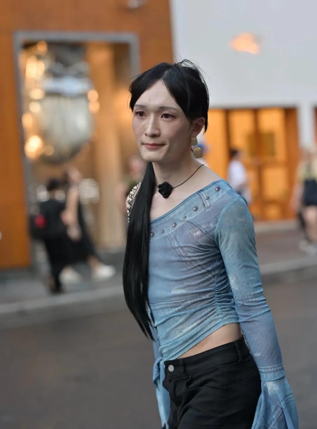 上海一哥出街比我还有女人味[害羞]