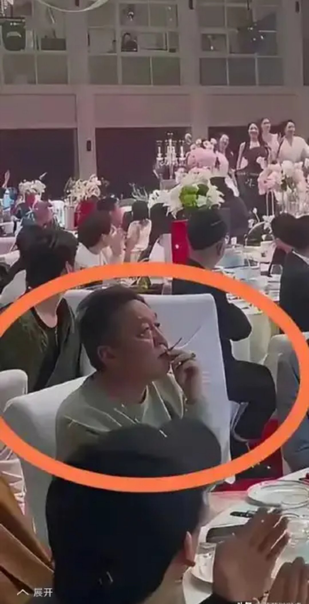 他是怎么做到在这种公共场合抽烟，脸不红心不跳的啊？