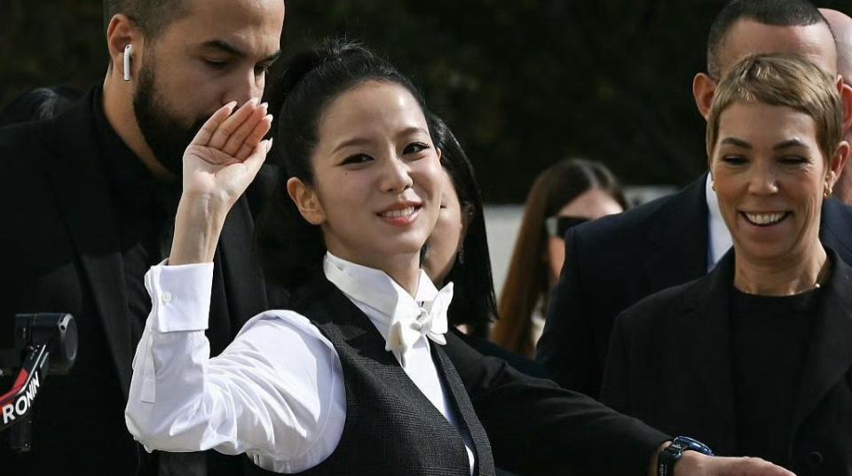 9月试装路透一释出，青绿色定制裙配新包的金智秀直接被喊“迪士尼公主”，粉丝狂喜坐