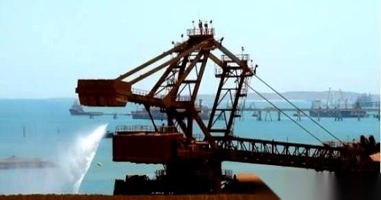 澳大利亚矿业巨头必和必拓，把一份新合同拍在桌上，条件两个：价格上浮15%，涨到每