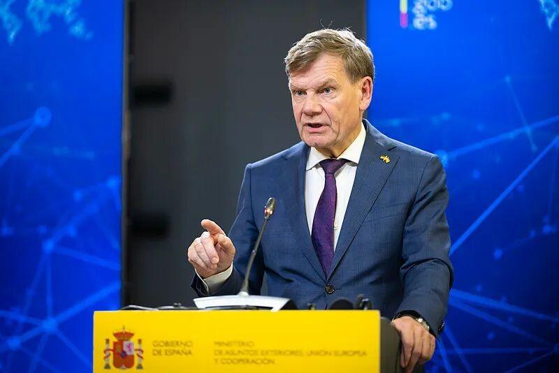 德国态度180度转变，按着乌克兰的头签协议，建议全民公投割让领土根据媒体报道，