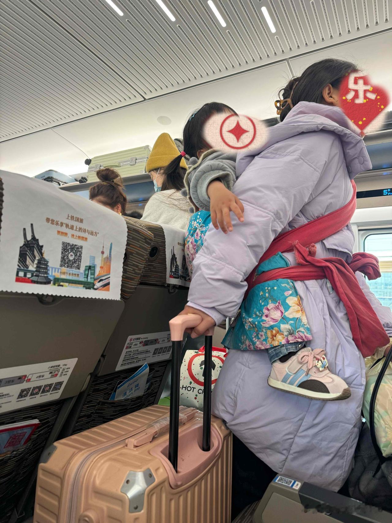 火车上的妈妈们开往成都方向的高铁上，这节车厢碰到两位妈妈。个子不高，她们的共