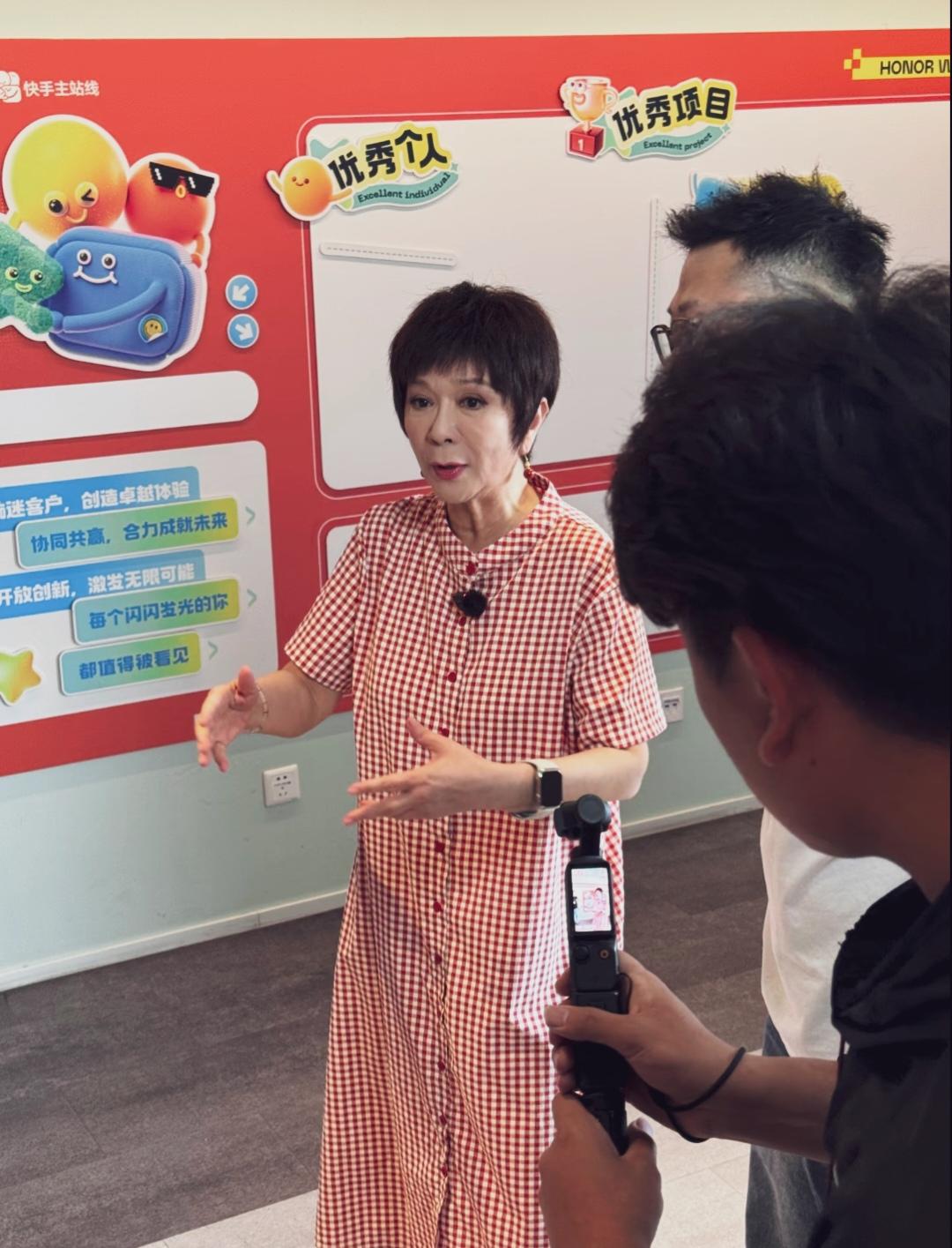 蔡明太瘦了，如果富态的应该更显年轻吧！