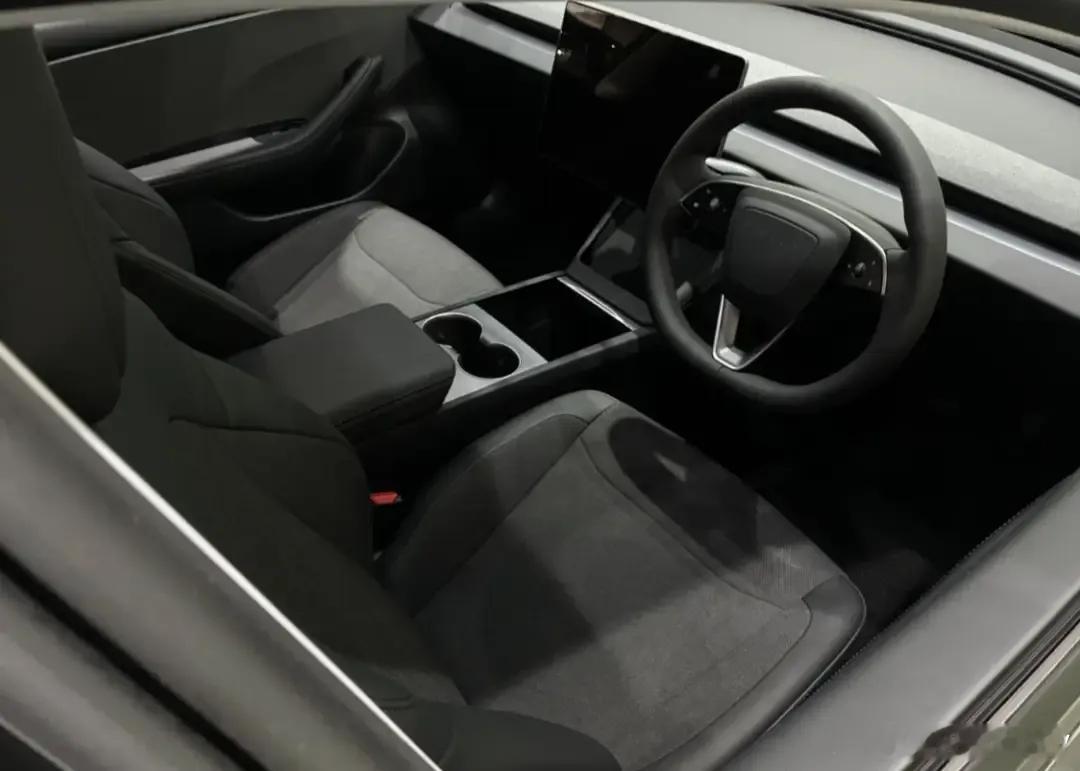 特斯拉推出“平价版Model3”，8月底上市，值得买吗？早在2025年10月，特斯拉在北美地区就推出