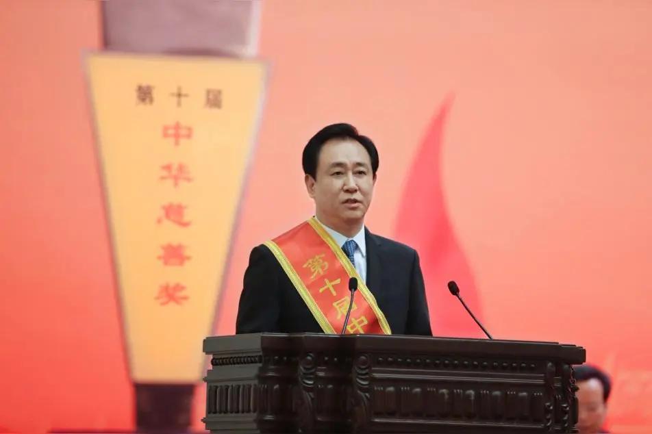 恒大许家印被正式“刑事拘留”了。“监视居住”的优待时间结束。同时被起诉的还有