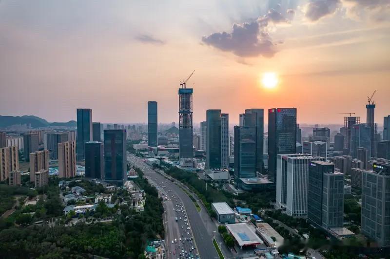 济南楼市这个小阳春还是挺硬气的。济南作为山东的省会城市，这几年发展的还是挺不错