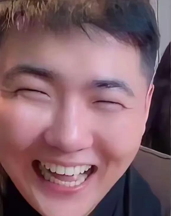 她拼命想割掉的，却完整地印在了两个孩子脸上。闫学晶最标志的小眼睛高鼻梁，她自己