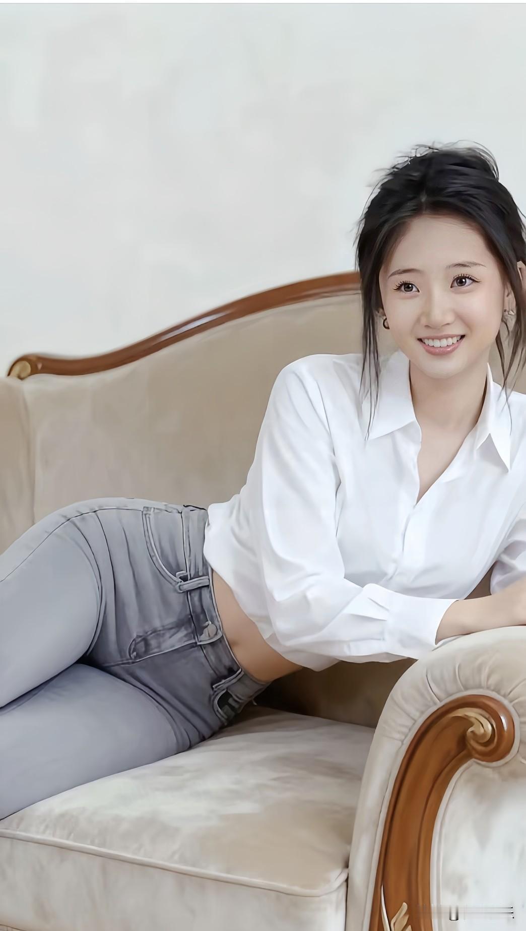 白衬衫慵懒垮垮，牛仔裤勾出灵动线条；陷进沙发那刻，阳光也蹦跳着扑满怀。晒图笔记大