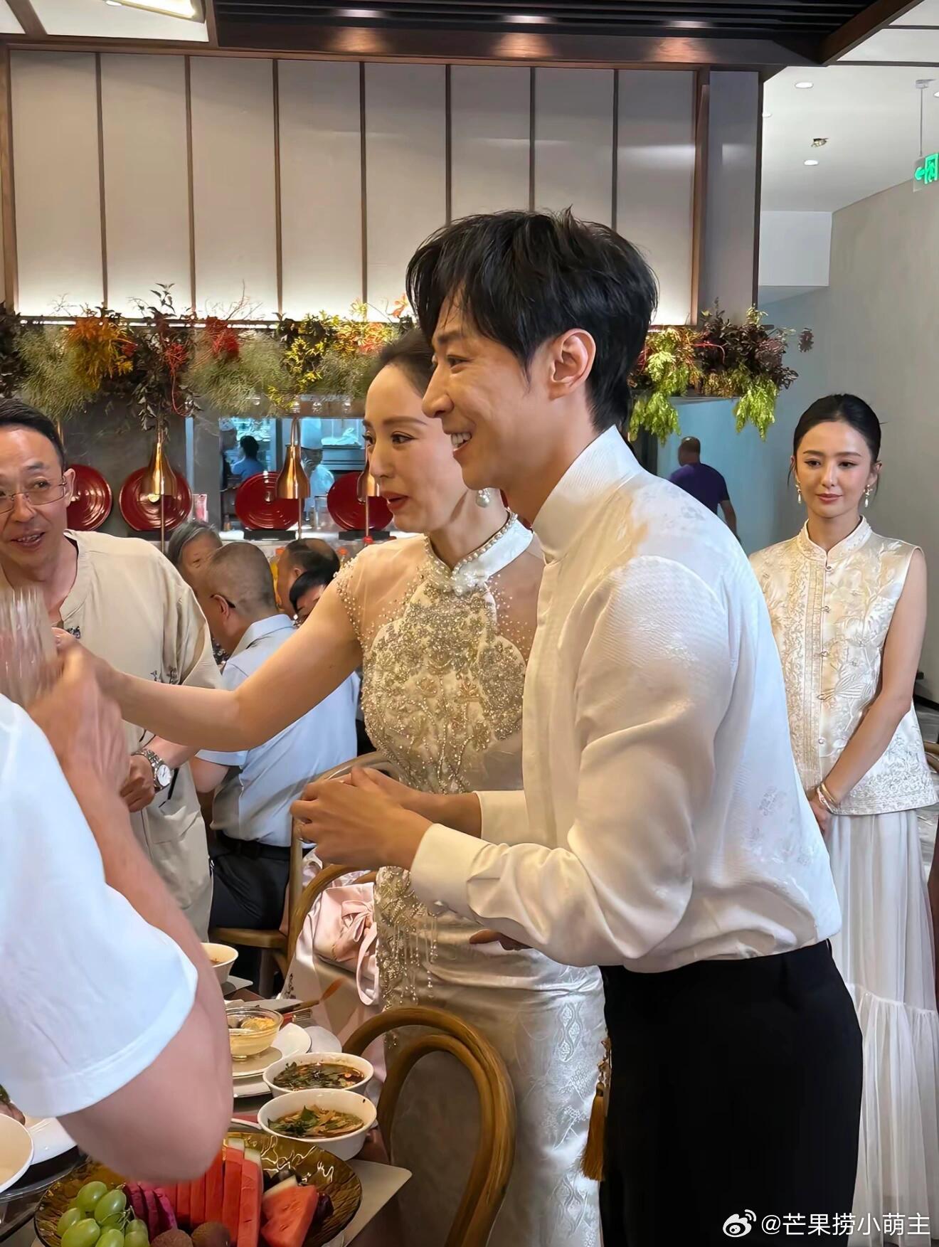 董璇张维伊婚宴现场照，佟丽娅穿新中式出席，伴郎团和伴娘团形成鲜明对比。​​​