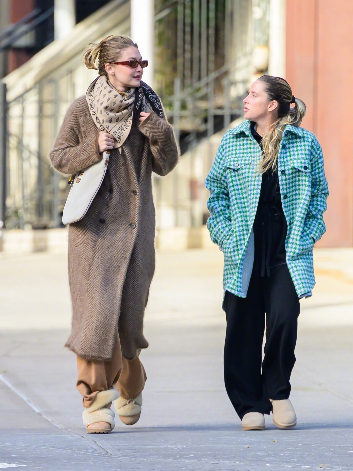 GigiHadid在纽约外出的街拍。肩背MiuMiu包包，身穿的应该是她