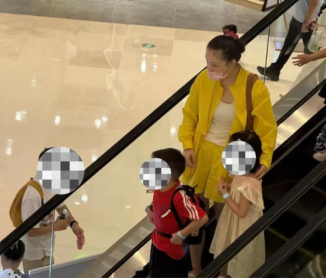 吴倩带女儿逛街偶遇吴倩带女儿逛街偶遇吴倩带女儿逛街，女儿被赞很漂亮。​​​