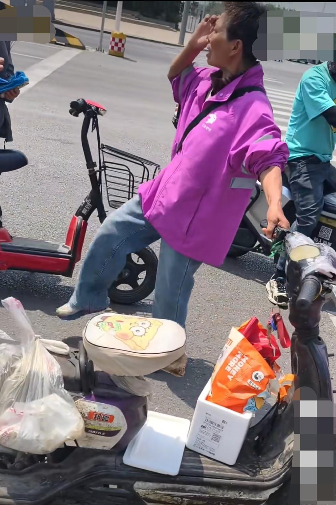 5月12日，天津街头，小狗遭骑车大妈拖行受伤，外卖小哥见其不忍，好心将小狗救下，
