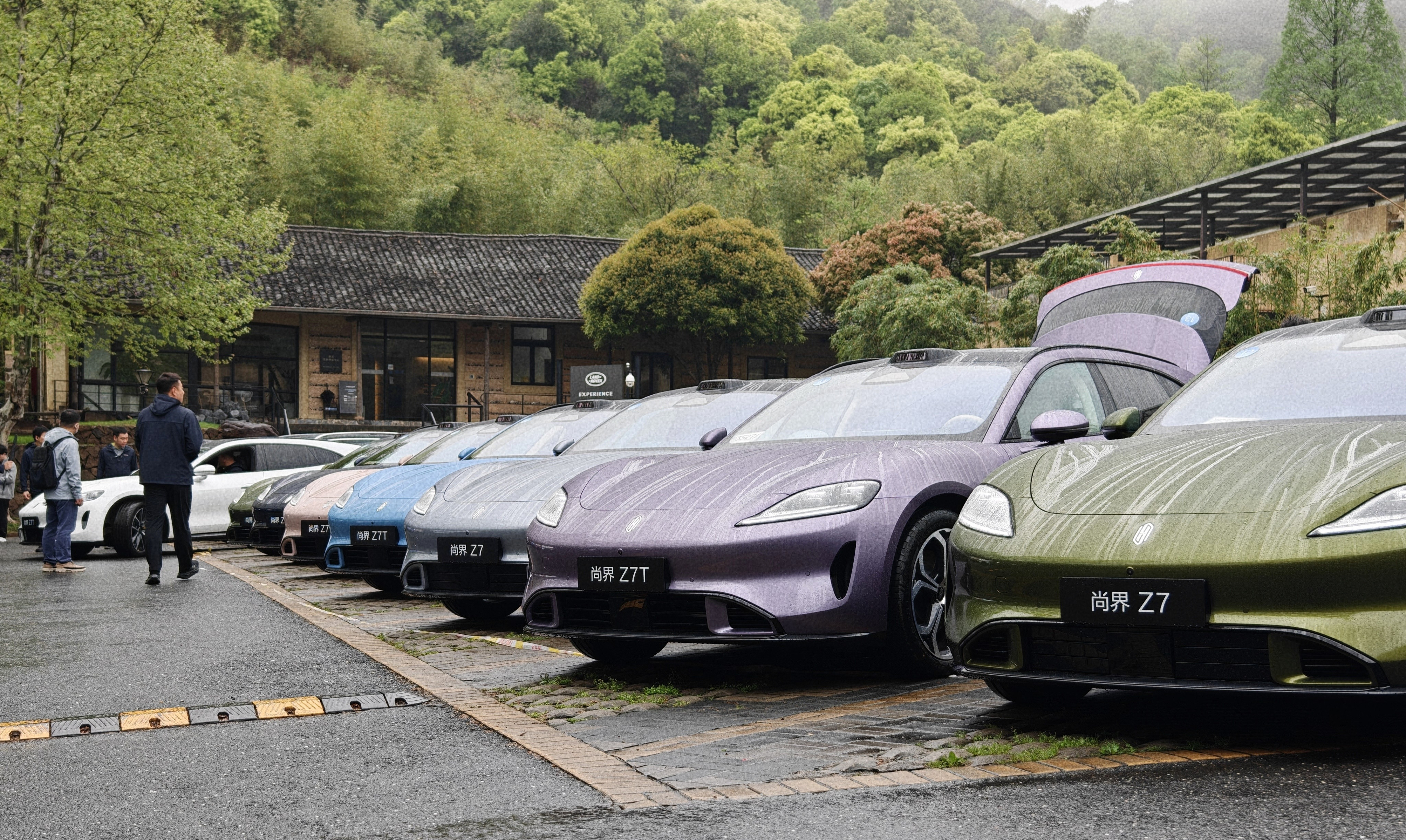 下雨天的尚界Z7/Z7T真好看！我原来种草的琥珀金绿，现在又有点喜欢清晖蓝了