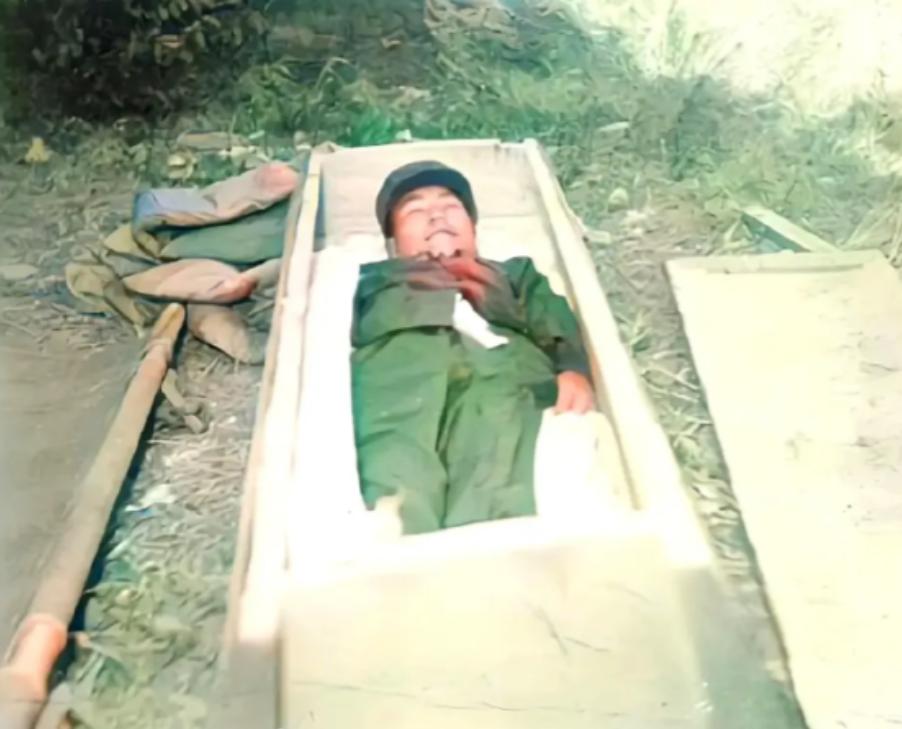 1979年，在对越自卫反击战中，李光华战士为国捐躯。这个消息传到后方时，很多