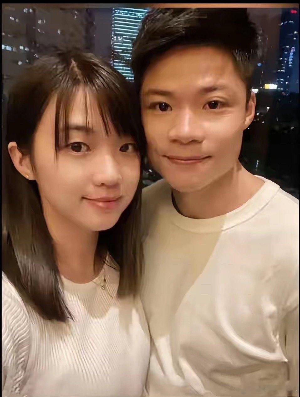 苏炳添说，我和我老婆林艳芳是初中同学，那时候她是学习小组长，负责收我作业。后来我