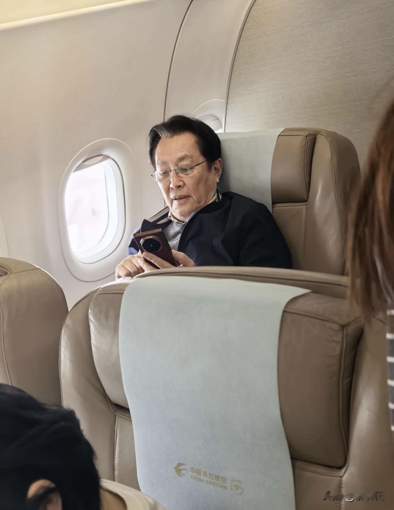 网友飞机票偶遇唐国强老师，虽然岁月在他脸上留下了痕迹，但整体气质依然儒雅、精神矍