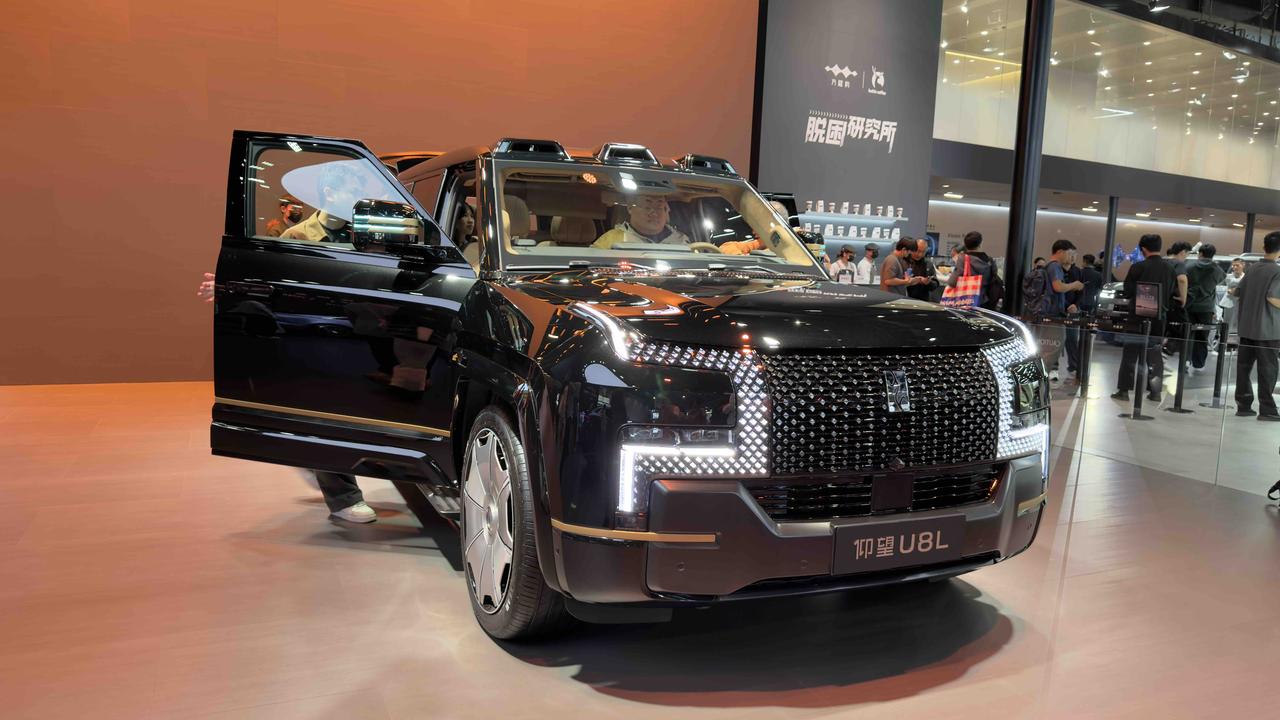 美的集团董事长兼总裁方洪波喜提仰望U8L，黑色车身霸气，金色车身贵气，如果让我选