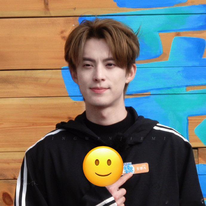 王鹤棣满分表情包适配度王鹤棣这“亲爱的客栈”主理人一出手，表情包直接满分适配，每